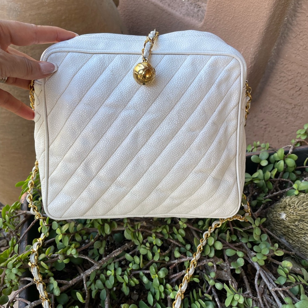 Elegant White Quilted  Chanel Chain Bag